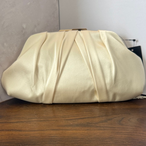 Elegant Cream Clutch with Floral Accents - Picture 5 of 8